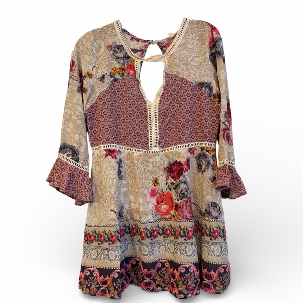 En Creme Floral Boho Dress with Keyhole Neckline size Small